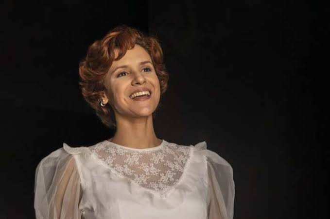 Daniela Cattivaz sorrindo no palco