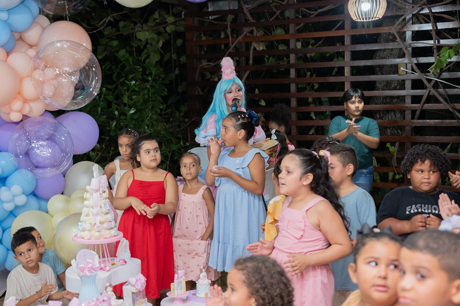Crianças acompanhando a animação de Daniela Cattivaz na festa