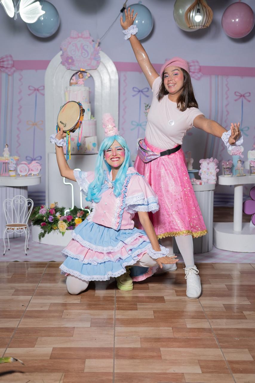 Daniela Cattivaz posando com uma criança na festa