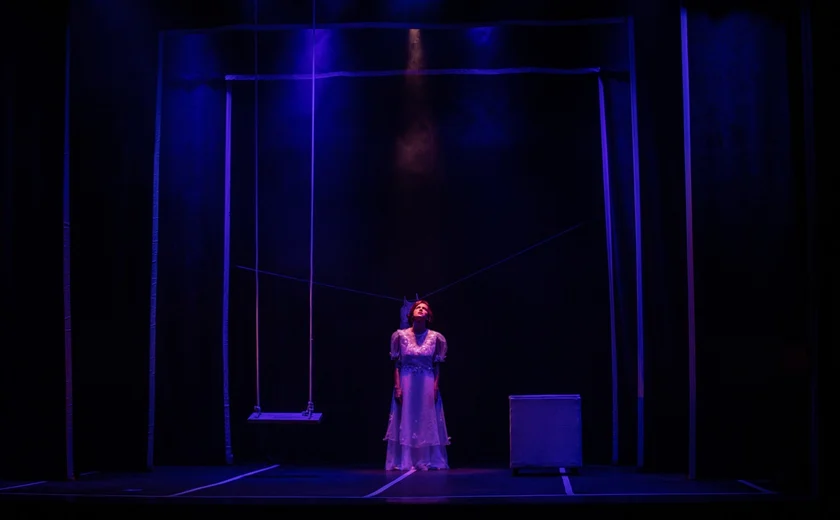 Daniela Cattivaz em cena sob luz azul