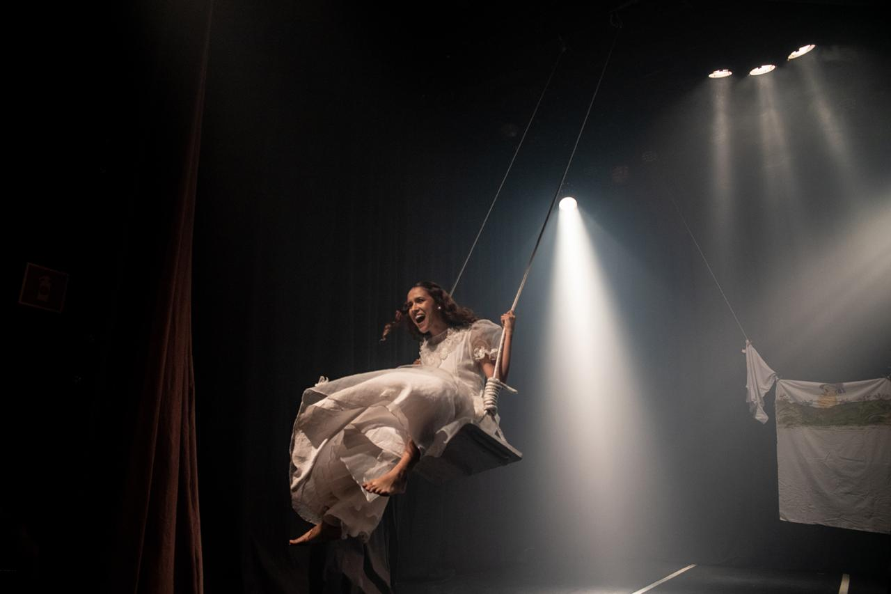 Daniela Cattivaz no balanço durante a peça